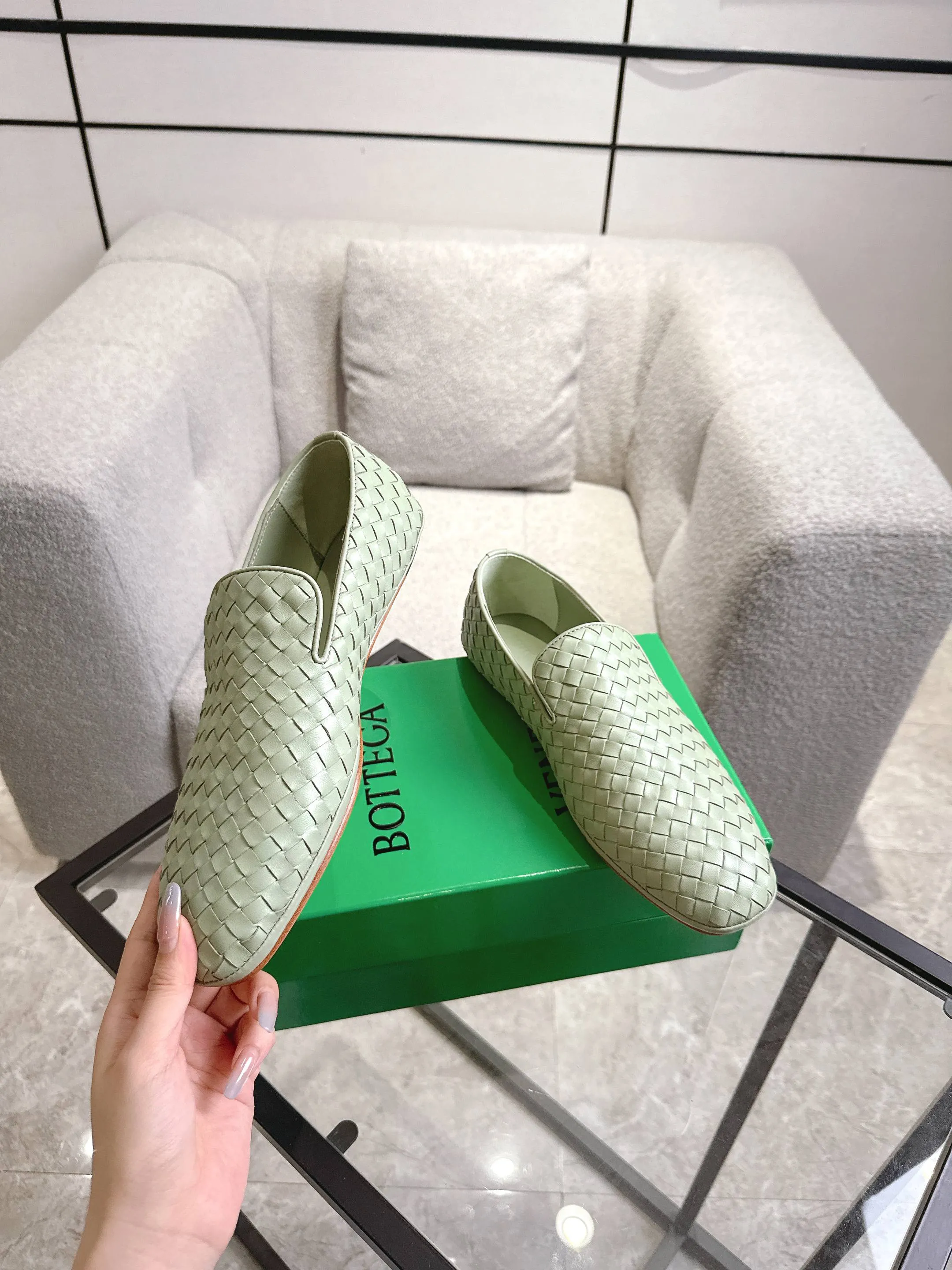 [BV] Top P: 760💰Size for couples: 35-44 (40.41 for women, 38 for men, 45.46.47, custom-made, non-returnable) Bottega Veneta 2025 autumn counter synchronized genuine leather outsole classic woven beanie shoes for couples, Bottega Veneta square-toe flat shoes, imported mixed sheepskin, imported sheep! Leather outsole! [Rose][Rose]! Purely hand-woven and operated, the original board is reproduced one-to-one! quality assurance!